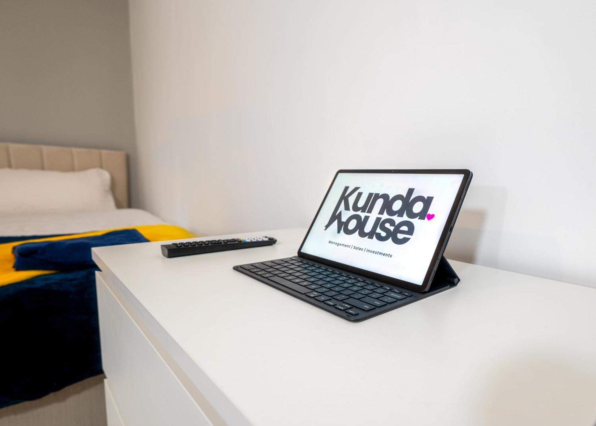 Отель Kunda House Coventry Road Бирмингем Экстерьер фото