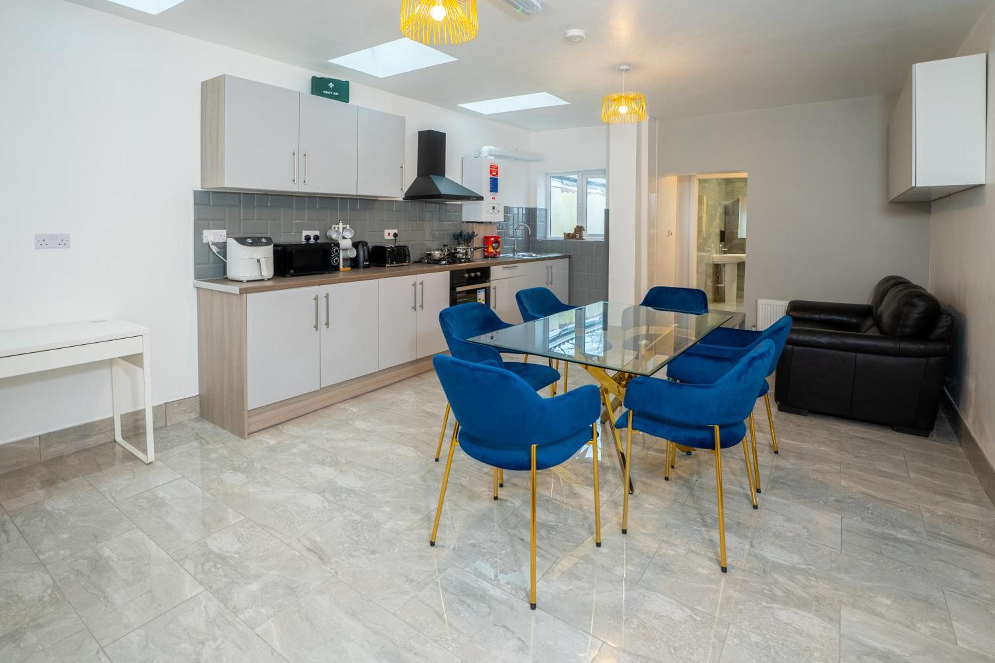 Отель Kunda House Coventry Road Бирмингем Экстерьер фото