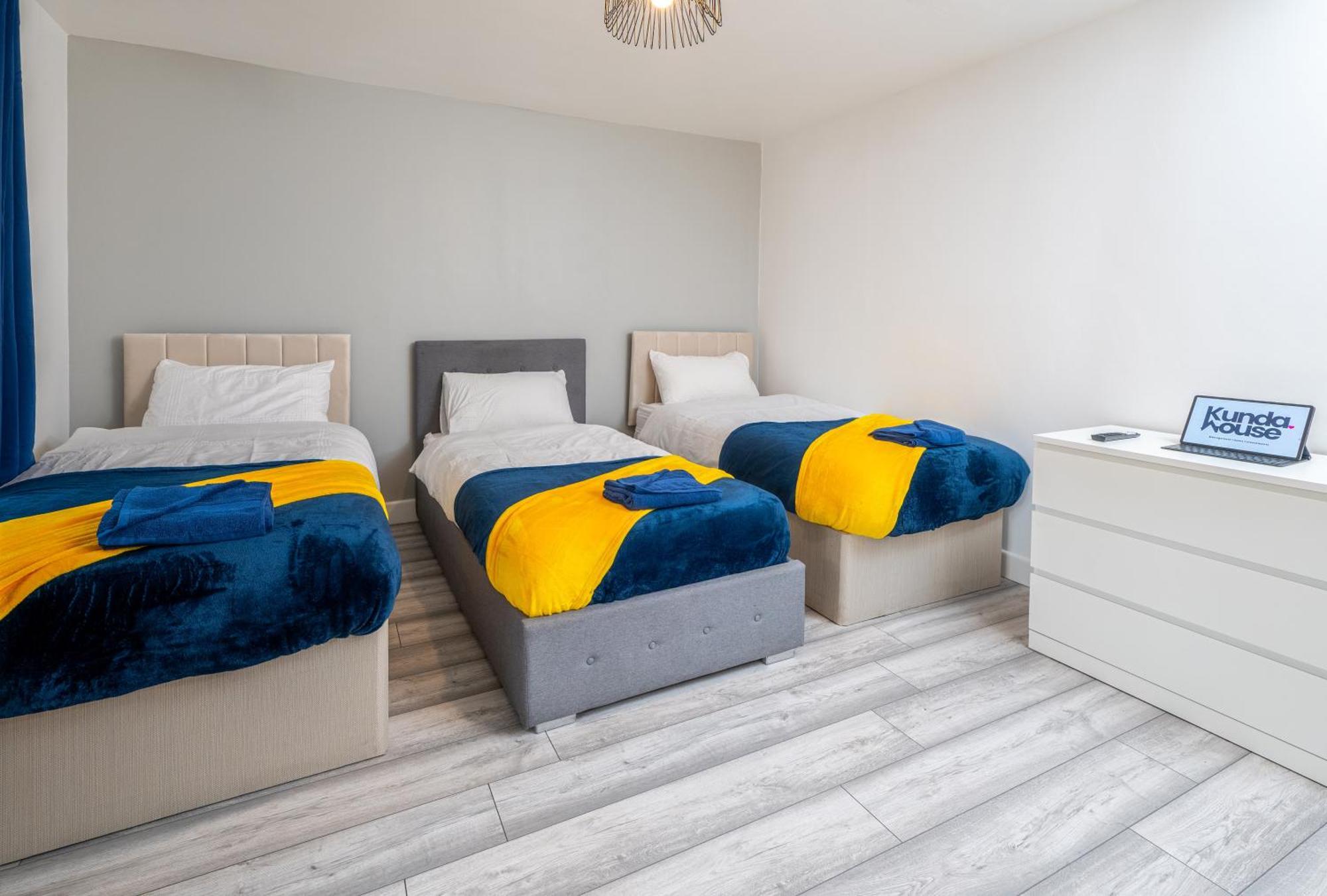Отель Kunda House Coventry Road Бирмингем Экстерьер фото