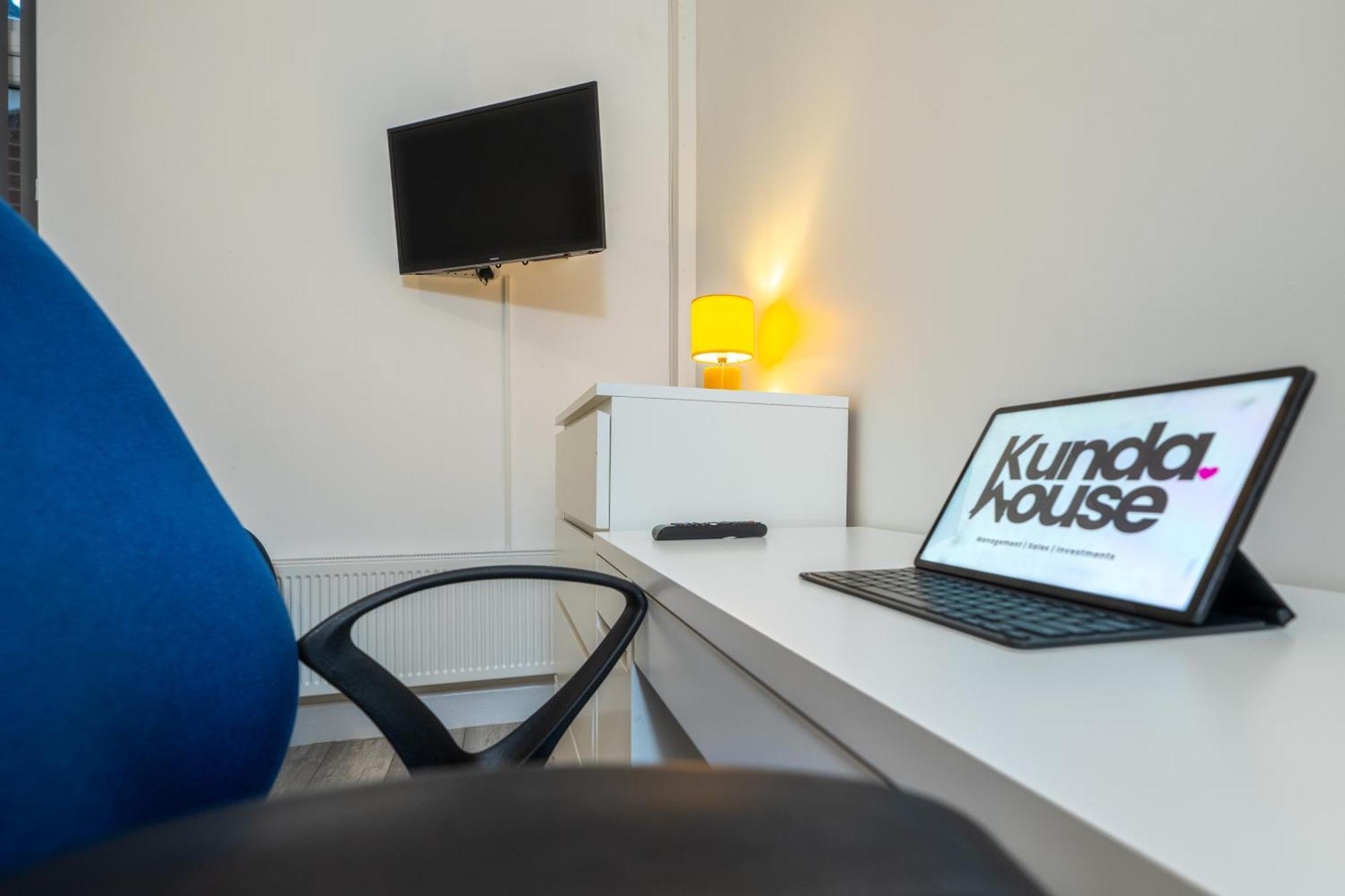 Отель Kunda House Coventry Road Бирмингем Экстерьер фото