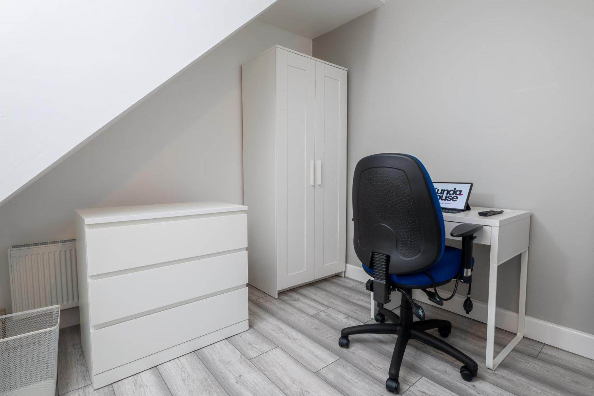 Отель Kunda House Coventry Road Бирмингем Экстерьер фото