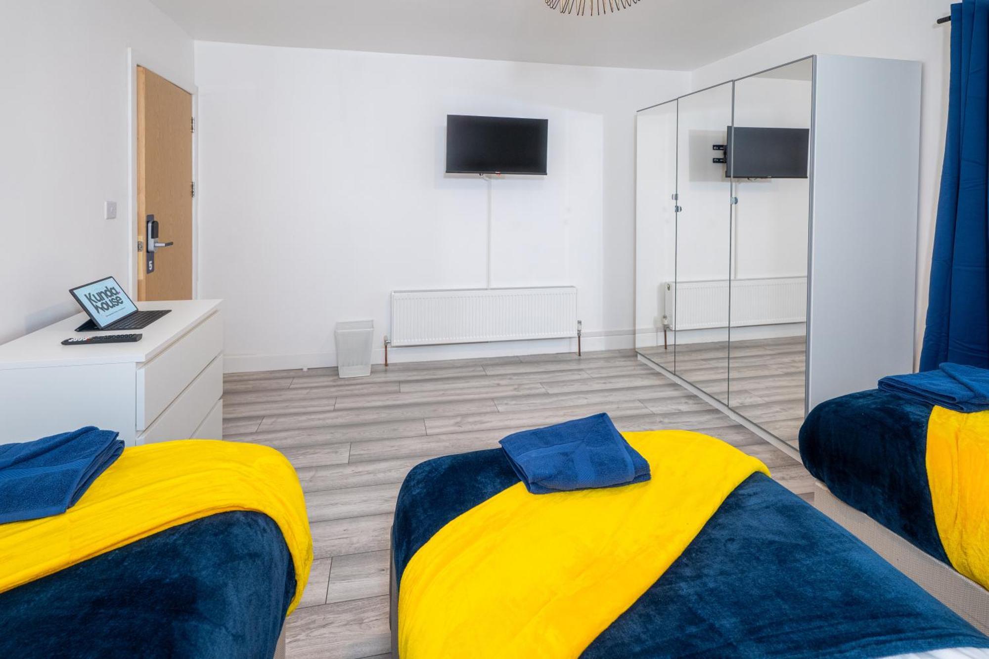 Отель Kunda House Coventry Road Бирмингем Экстерьер фото